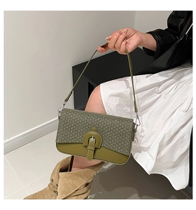 Détail du sac à bandoulière patchwork vert olive montrant le tissage et le cuir