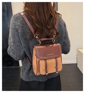 Nahaufnahme des zweifarbigen Lederrucksacks mit goldener Schnalle und Ziernähten