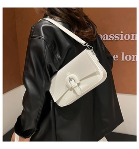 Vue détaillée du sac à bandoulière en cuir blanc avec rabat élégant et design de sangle