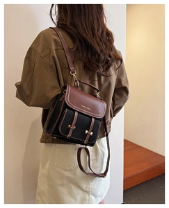 Detailansicht des Vintage-Rucksacks in Kontrastfarben mit einer klassischen Metallschnalle