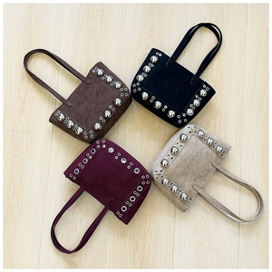 Vue détaillée de sacs cabas en suédine avec rivets métalliques en quatre couleurs