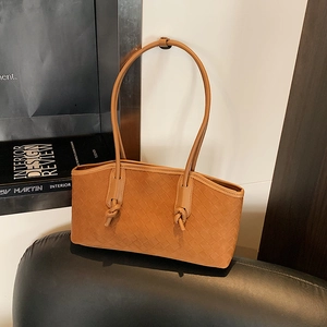 Sac à épaule en cuir tressé marron avec bandoulière nouée pour un style chic urbain
