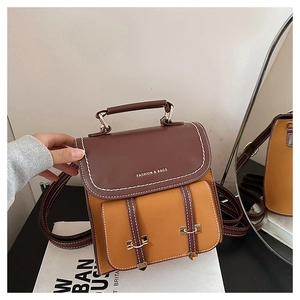 Detailansicht der Kontrastnähte und Schnallenverschluss am Retro-Zweifarben-Rucksack
