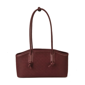 Sac à épaule en cuir tressé bordeaux avec détails de nœuds élégants sur les lanières