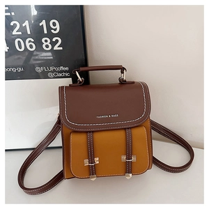 Details des Vintage-Lederrucksacks mit Kontrastfarben, weißen Nähten und Magnet-Fronttasche