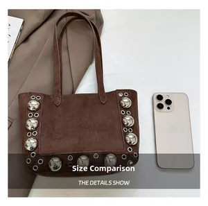 Sac cabas en daim avec clous métalliques et comparaison de taille avec un mobile