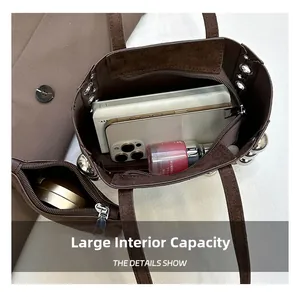 Vue intérieure montrant la grande capacité et les poches de ce grand sac cabas en daim