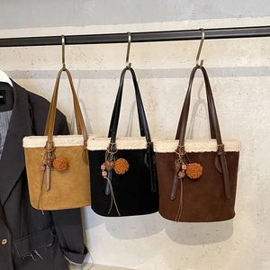 Women Suede PU Bucket Bag With Lamb Wool Trim Large Capacity Minimalist Vintage Winter Handbag Heart Plush Charm