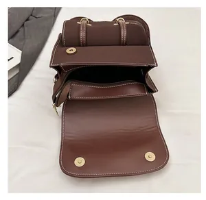 Innenansicht des braunen Vintage-Rucksacks mit Hauptfach und Magnetverschluss