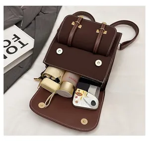 Detailansicht eines braunen Retro-Rucksacks mit Platz für Regenschirm und Smartphone
