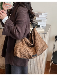 Detail of leopard print tote bag with sequins, soft leather strap and large capacity