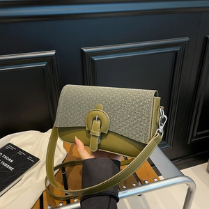 Sac bandoulière vintage vert olive avec rabat patchwork et boucle en métal rétro