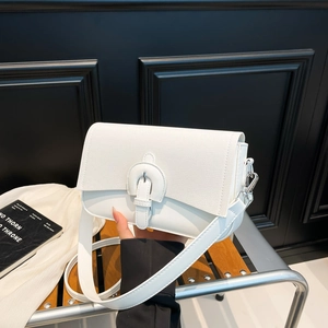 Sac sous le bras blanc minimaliste avec boucle décorative pour un style décontracté