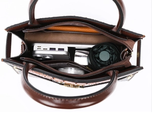 Detailansicht des braunen Handtaschen-Innenraums mit großem Stauraum für Utensilien