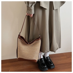 Elegante borsa tote in paglia intrecciata con manici in pelle marrone in stile lifestyle