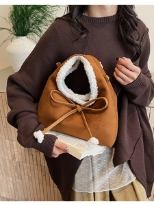 Détail du sac cabas en suédine avec doublure en fausse fourrure blanche et nœud en cuir