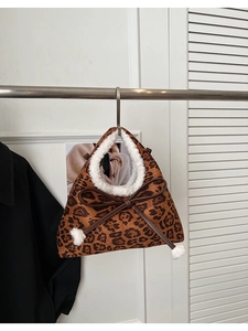 Détail du sac à main en peluche léopard avec bordure en fausse fourrure et nœud décoratif