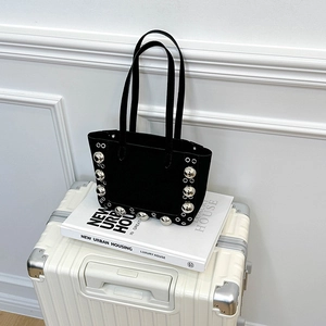 Sac fourre-tout en suédine avec rivets métalliques argentés et œillets design