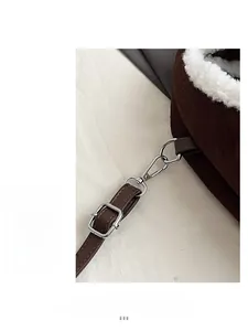 Détails de la boucle argentée et de la bordure en polaire sur le sac en daim marron