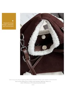 Détail du sac en daim marron avec bordure en fourrure blanche et boucle magnétique en argent