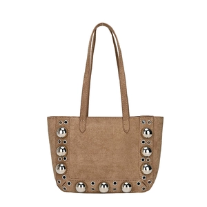 Sac fourre-tout en daim marron orné de clous argentés et détails de style bohème
