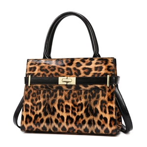 Klassische Handtasche mit Leopardenmuster, glänzendem Finish und goldenem Drehverschluss