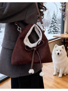 Détail du sac cabas en suède avec garniture en fausse fourrure et nœud en cuir à pompons