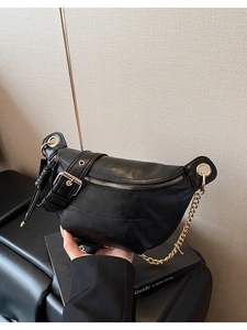 Détail du sac croissant en cuir PU noir souple avec chaîne dorée et boucle métal