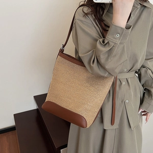 Borsa tote in paglia intrecciata a mano con finiture in pelle marrone e tracolla