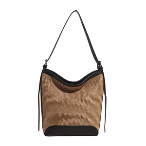 Borsa tote in paglia intrecciata con finiture in pelle nera e tracolla stile minimalista