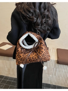 Détail du sac léopard en fausse fourrure avec bordure en polaire blanche et petit nœud