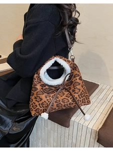 Détail du sac léopard en suédine avec bordure en peluche et nœud décoratif chic