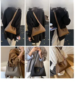 Détail du grand sac cabas en plusieurs couleurs avec boucle en métal et cuir grainé fin