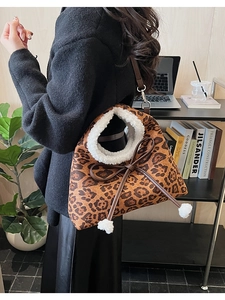 Détail du sac léopard en fausse fourrure avec bordure en peau lainée et petit nœud