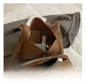 Détail de l'intérieur spacieux du sac cabas en cuir marron avec sa petite pochette