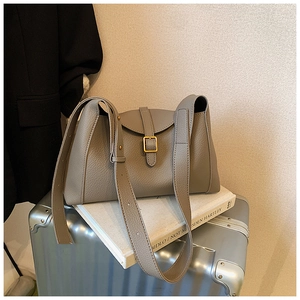 Sac fourre-tout gris en cuir foulonné avec boucle dorée sur fond de style de vie