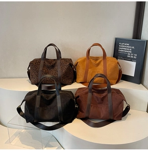 Détail de grands sacs cabas en léopard, jaune, noir et marron en daim souple