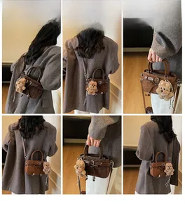 Détails du sac à main vintage marron en similicuir montrant le porté épaule et bandoulière