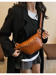 Détail du sac de poitrine croissant en similicuir marron avec bandoulière à œillets