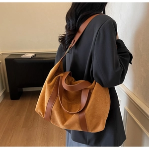 Vue détaillée du sac cabas marron en daim et cuir porté à l'épaule par un mannequin