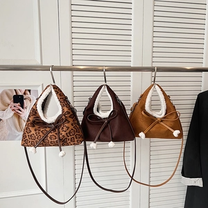 Sac À Bandoulière D'hiver En Suédine Pour Femmes Bordure En Fausse Fourrure Nœud Avec Pompons Grande Capacité