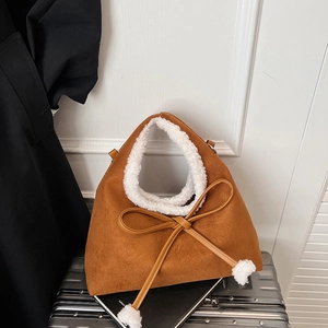 Sac à main en daim marron avec bordure en fausse fourrure blanche et nœud décoratif