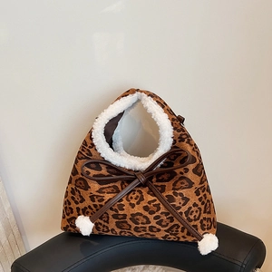 Sac à main léopard en daim avec bordure en peau lainée blanche et nœud en cuir marron