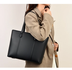 Gros plan du sac cabas en cuir grainé noir avec détails de coutures verticales élégantes
