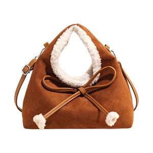 Sac bandoulière en daim marron avec bordure en polaire et nœud pour automne hiver