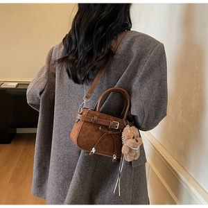 Sac bandoulière rétro marron en suédine avec un charmant ours en peluche et nœud