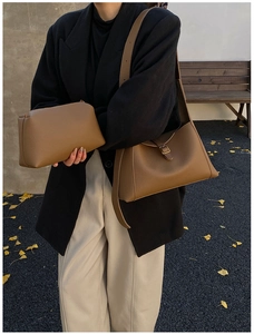 Détail d'un ensemble de sacs à main marron caramel en cuir grainé dans un décor d'automne