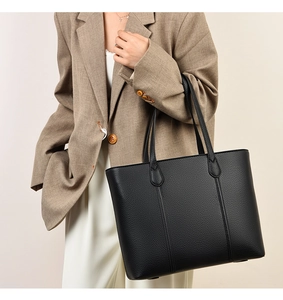 Détail du sac cabas en cuir grainé noir avec des coutures verticales élégantes