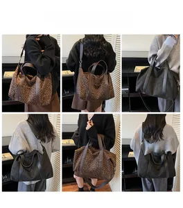 Détail des grands sacs en toile léopard et noir avec de larges poignées en cuir chic