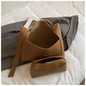 Détail d'un ensemble cabas camel à motif litchi avec une petite pochette zippée assortie